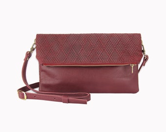 Foldover-Clutch Finja - Bordeaux/Prägung aus Leder mit Umhängeriemen lille mus