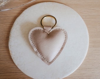 portachiavi vegano 'Heart' realizzato in pelle artificiale metallizzata pastello