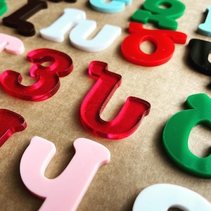 Volledige set acrylletters uit het Armeense alfabet.