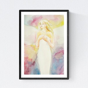 Könnte beinhalten: Aquarellmalerei eines Engels mit langen blonden Haaren und einem weißen Kleid. Der Engel ist von einem bunten Hintergrund aus Rosa, Lila und Gelb umgeben.