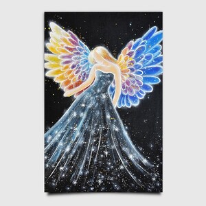 Puede incluir: Ilustración de un ángel con cabello rubio y alas coloridas sobre un fondo negro. El ángel lleva un vestido azul oscuro adornado con estrellas blancas. Las alas muestran un degradado de colores, incluyendo amarillo, naranja, morado y azul.