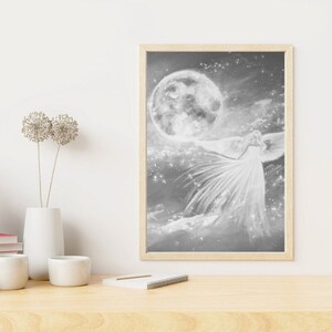 Puede incluir: Una ilustración en blanco y negro de un ángel con las alas extendidas, de pie frente a una gran luna llena. El ángel está rodeado de un cielo estrellado y nubes.