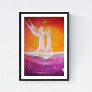 Puede incluir: Dos ángeles con alas blancas se encuentran de frente con las manos juntas. Están de pie sobre una nube blanca sobre un cielo rosa y morado con una puesta de sol naranja brillante en el fondo.