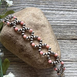 Bloemen sterlingzilveren armband met roze schelpparels. 6,5 inch