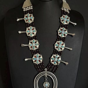 Collar de cuentas de flor de calabaza naja con turquesa y granate en plata esterlina de Navajo firmado
