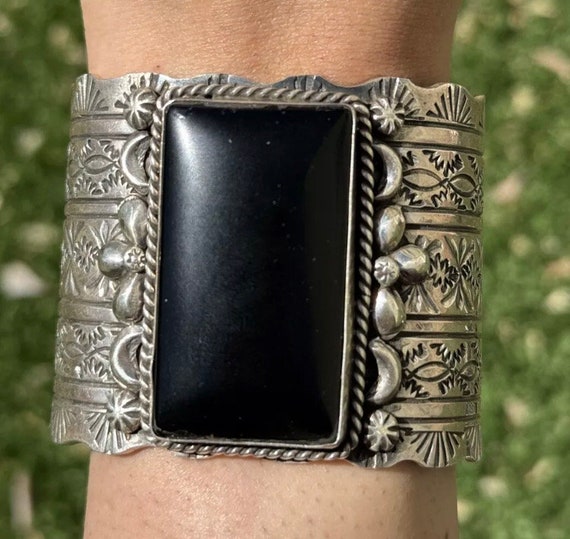 8' Wrist Large 156 Gram Eight Inch Vintage Native American Navajo Sterling Silver Bracelet 8' Wrist Large 156 Gram Eight Inch Vintage Native American Navajo Sterling Silver Bracelet