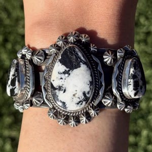 Brazalete Navajo de Plata Esterlina con Turquesa de Búfalo Blanco J Nelson