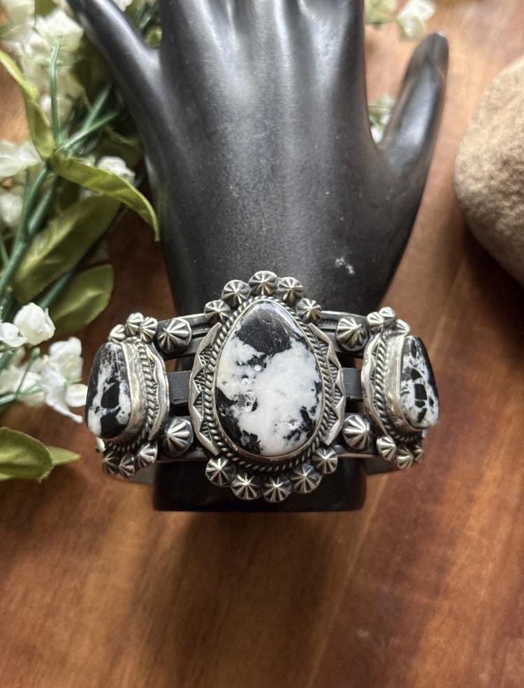 ナバホ族スターリングシルバー ホワイトバッファローターコイズ カフ