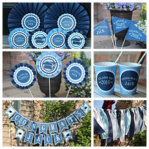 Op de afbeelding: Afstudeerfeestdecoraties in blauw en wit met de naam Jack. De decoraties omvatten banners, bekers, vlaggen en papieren waaiers.