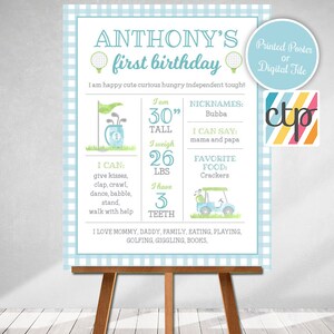 以下が含まれることがあります： 青と白のギンガムチェックの背景に、薄い青の横断幕が「ANTHONY'S first birthday」と表示されています。横断幕はゴルフボールとゴルフクラブで飾られています。横断幕には、子供の年齢、身長、体重、その他のマイルストーンに関する情報も含まれています。「Printed Poster or Digital File」というテキストは、青い縁取りのある白い円の中にあります。「ctp」というテキストは、カラフルな正方形の中にあります。