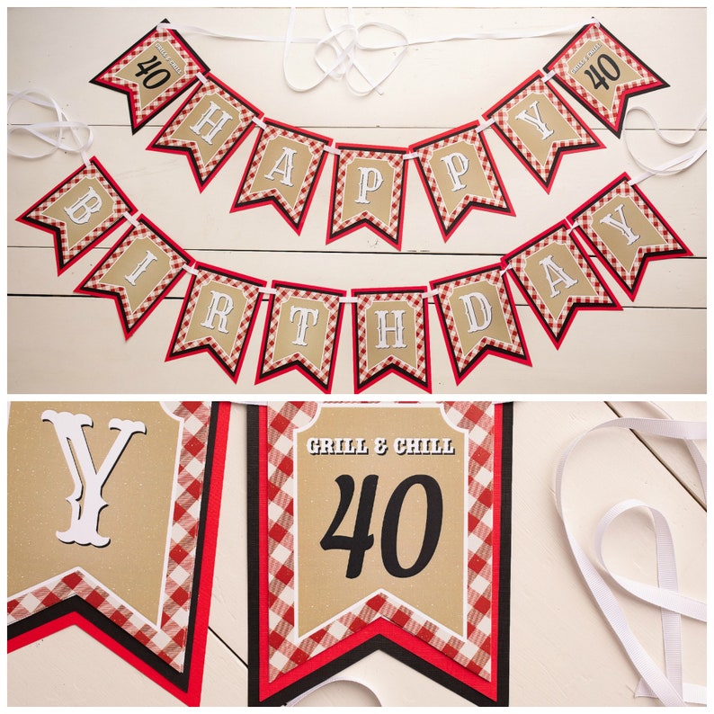 Peut inclure: Une guirlande festive avec les mots "HAPPY BIRTHDAY" en lettres blanches sur des fanions individuels. Les fanions pr&eacute;sentent un motif &agrave; carreaux rouges et blancs, des bordures rouges et noires, et sont reli&eacute;s par un ruban blanc. La guirlande comprend &eacute;galement un fanion avec le chiffre "40".