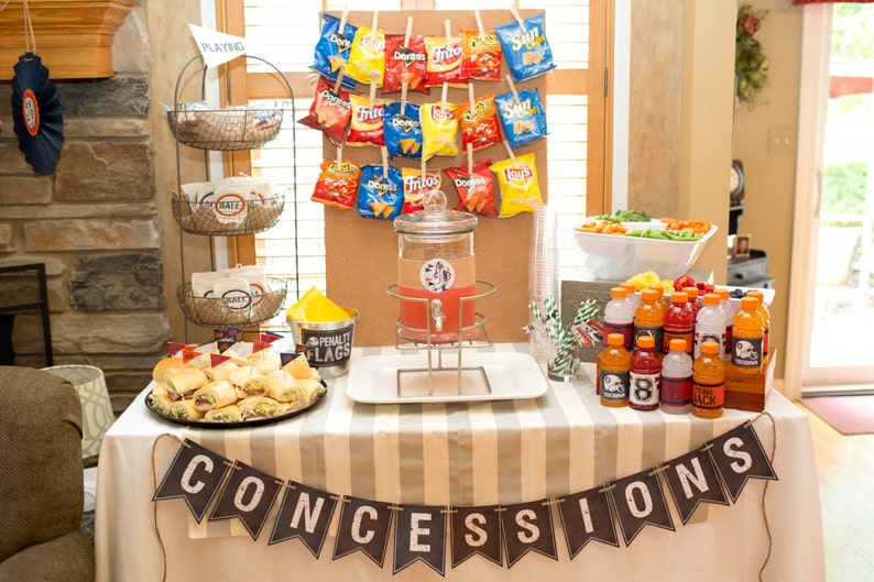 Decoración de fiesta de cumpleaños con temática deportiva para niños. Pancarta de concesiones, totalmente ensamblada y personalizable. Fútbol americano, baloncesto, béisbol y fútbol. imagen 2