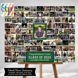 K&ouml;nnte beinhalten: Ein gr&uuml;nes und schwarzes Abschlusszeichen mit dem Text "Congratulations Caden CLASS OF 2022 COLUMBUS HIGH SCHOOL". Das Schild ist von einer Collage mit Fotos eines jungen Mannes in verschiedenen Umgebungen umgeben.