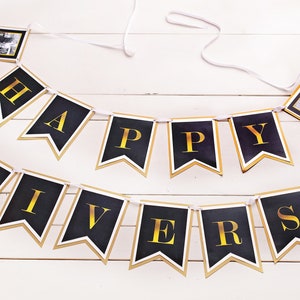Puede incluir: Una pancarta negra y dorada con las palabras "Happy Anniversary" en letras doradas. La pancarta tiene un marco de fotos en cada extremo con una foto de una pareja.