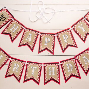 Peut inclure: Une guirlande festive avec les mots "HAPPY BIRTHDAY" en lettres majuscules blanches. La guirlande pr&eacute;sente un motif &agrave; carreaux rouges et blancs, des bordures noires et un fond en papier kraft. La guirlande comprend &eacute;galement le chiffre "40".