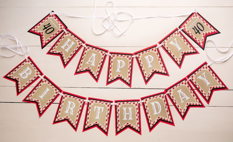 Peut inclure: Une guirlande festive avec les mots "HAPPY BIRTHDAY" en lettres majuscules blanches. La guirlande pr&eacute;sente un motif &agrave; carreaux rouges et blancs, des bordures noires et un fond en papier kraft. La guirlande comprend &eacute;galement le chiffre "40".