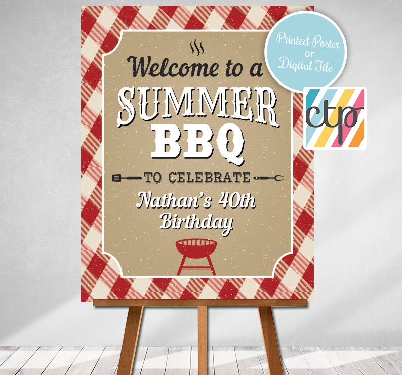 Puede incluir: Un caballete de madera exhibe un letrero con un borde a cuadros rojos y blancos. El letrero dice "Welcome to a Summer BBQ to Celebrate Nathan's 40th Birthday" con una ilustraci&oacute;n de parrilla. Un peque&ntilde;o c&iacute;rculo dice "Printed Poster or Digital File".