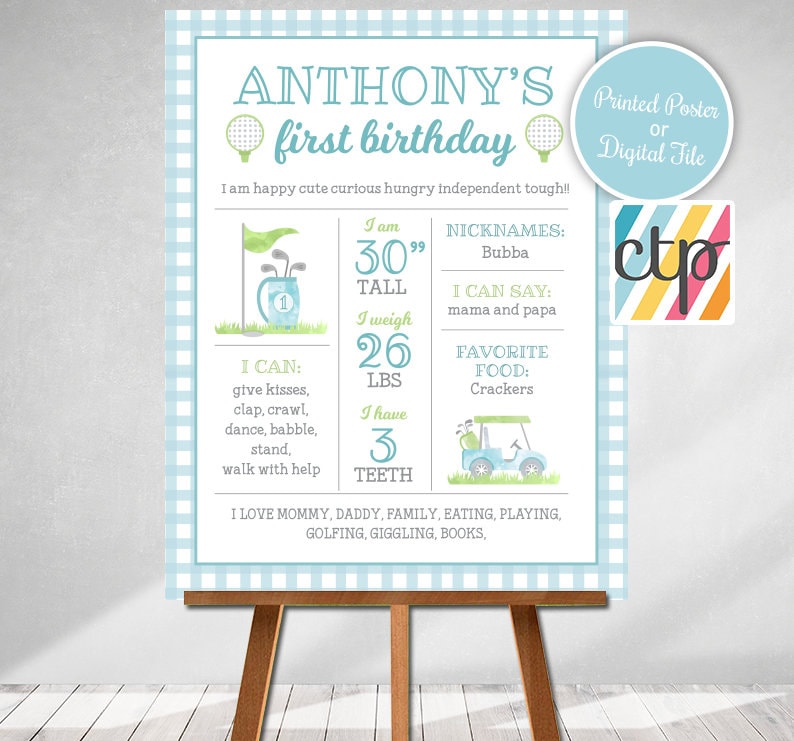 Puede incluir: Un fondo de cuadros azules y blancos con una pancarta azul claro que dice "ANTHONY'S first birthday". La pancarta est&aacute; decorada con pelotas de golf y un palo de golf. La pancarta tambi&eacute;n incluye informaci&oacute;n sobre la edad, la altura, el peso y otros hitos del ni&ntilde;o. El texto "Printed Poster or Digital File" est&aacute; en un c&iacute;rculo blanco con un borde azul. El texto "ctp" est&aacute; en un cuadrado colorido.