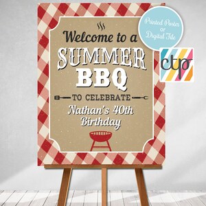 Peut inclure: Un chevalet en bois pr&eacute;sente une affiche avec une bordure &agrave; carreaux rouges et blancs. L'affiche indique "Welcome to a Summer BBQ to Celebrate Nathan's 40th Birthday" avec une illustration de barbecue. Un petit cercle dit "Printed Poster or Digital File".