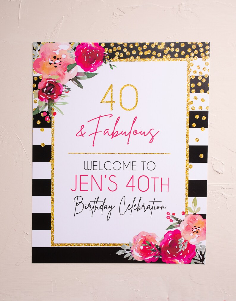 Puede incluir: Un fondo a rayas blancas y negras con lunares de purpurina dorada. Un marco blanco con un borde de purpurina dorada rodea el texto "40 & Fabulous" en rosa y "Bienvenido a la celebraci&oacute;n del 40 cumplea&ntilde;os de Jen" en negro. La imagen est&aacute; decorada con flores de acuarela rosa y melocot&oacute;n.