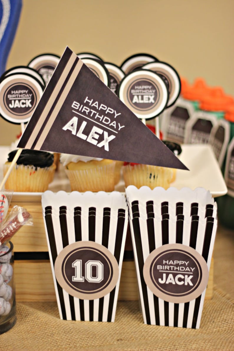 K&ouml;nnte beinhalten: Zwei schwarz-wei&szlig; gestreifte Popcorn-Boxen mit braunen Papierkreisen. Eine Box hat die Nummer "10" in Wei&szlig; auf dem Kreis. Die andere Box hat den Text "Happy Birthday Jack" auf dem Kreis.