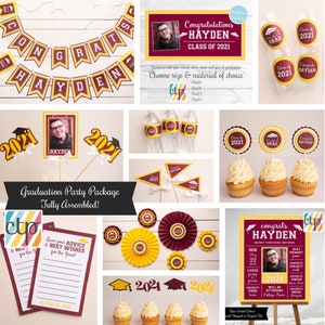 K&ouml;nnte beinhalten: Ein Abschlussfeier-Paket mit Dekorationen in den Farben Weinrot und Gold. Das Paket beinhaltet ein Banner, Cupcake-Topper, Wasserflaschenetiketten und ein Schild mit dem Namen des Absolventen und dem Abschlussjahr. Der Text auf dem Schild lautet "Herzlichen Gl&uuml;ckwunsch Hayden Klasse von 2021".