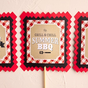 Puede incluir: Tres letreros decorativos sobre palitos de madera. Los letreros tienen un borde a cuadros rojo y blanco, ribete negro y bordes en zigzag rojos. Los letreros tienen el texto "Happy Birthday", "Grill & Chill Summer BBQ" y "40".