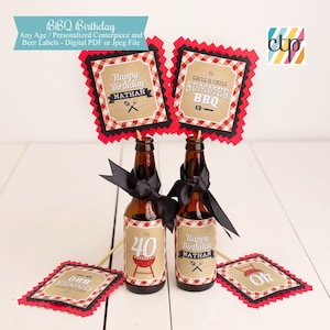 Puede incluir: Dos botellas de cerveza marrones decoradas para un cumplea&ntilde;os con barbacoa, con cintas negras y etiquetas personalizadas. Las etiquetas dicen "Happy Birthday Nathan" y "40". Adornos cuadrados con bordes rojos y negros y el texto "Grill & Chill Summer BBQ".
