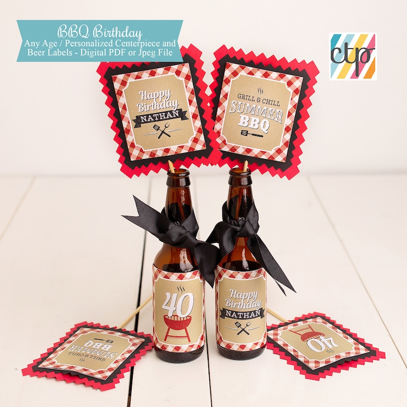 Puede incluir: Dos botellas de cerveza marrones decoradas para un cumplea&ntilde;os con barbacoa, con cintas negras y etiquetas personalizadas. Las etiquetas dicen "Happy Birthday Nathan" y "40". Adornos cuadrados con bordes rojos y negros y el texto "Grill & Chill Summer BBQ".