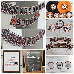 Op de afbeelding: Afstudeerfeestdecoraties in zwart, oranje en wit. De decoraties omvatten banners, cupcaketoppers en feestcadeaus. De banners zeggen "Gefeliciteerd Brady" en "Brady 13 jaar". De cupcaketoppers zeggen "Klas van 2018" en "Alison". De feestcadeaus zeggen "Klas van 2018" en "Gefeliciteerd Brady".