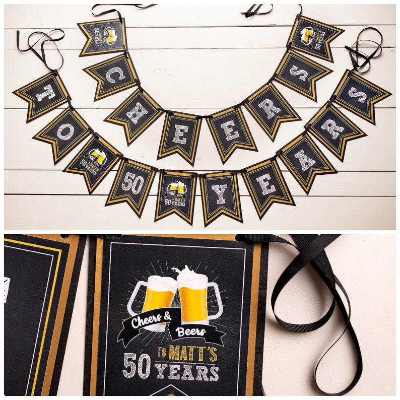 Op de afbeelding: Een zwart en goudkleurig spandoek met de tekst "Cheers & Beers to Matt's 50 Years". De banner heeft een biermok-afbeelding en is geregen met zwart lint. Een feestelijke decoratie voor een 50e verjaardag.