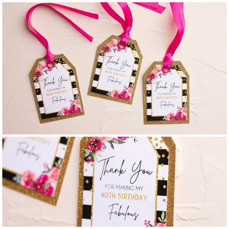 以下が含まれることがあります： 金色のグリッターのアクセントとピンクの花柄のデザインが施された、黒と白のストライプのギフトタグ4枚。タグには「私の40歳の誕生日を素晴らしいものにしてくれてありがとう」というテキストが書かれています。