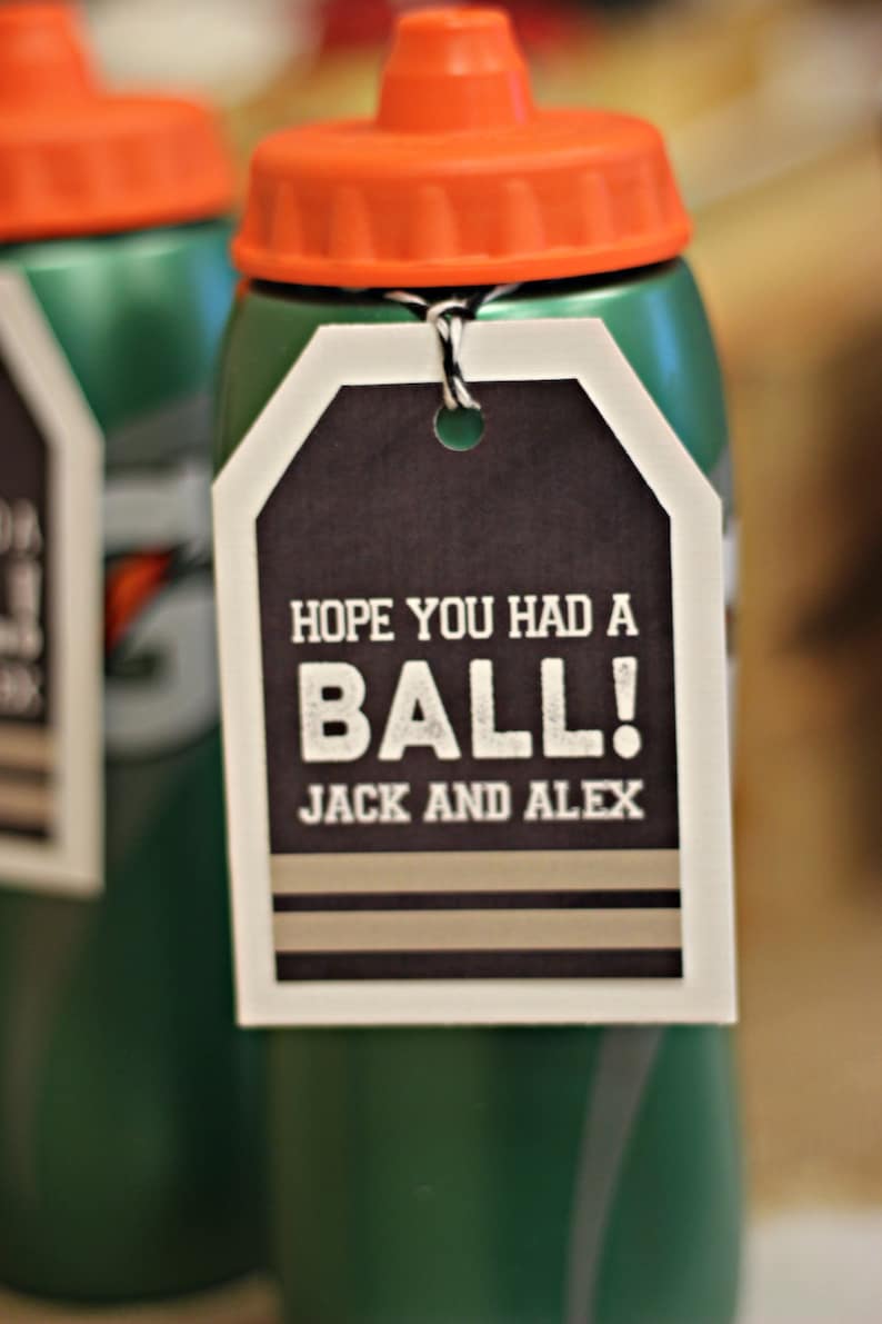 K&ouml;nnte beinhalten: Gr&uuml;ne Wasserflasche mit orangefarbenem Deckel und einem schwarz-wei&szlig;en Etikett mit der Aufschrift "Hoffe, du hattest Spa&szlig;! Jack und Alex".