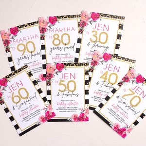 以下が含まれることがあります： 黒と白の市松模様の背景、金色のグリッターのアクセント、ピンクの花柄のデザインが施された、10枚の誕生日パーティー招待状のセット。招待状には、「Jen is [年齢] & [説明]」というテキストが記載されており、年齢は30歳から70歳まで、説明は「Thriving」、「Fabulous」、「Sensational」などがあります。