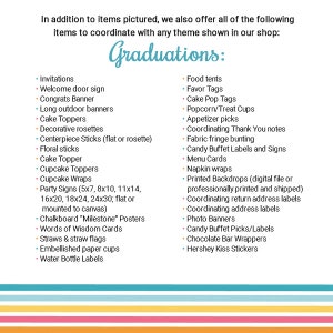 K&ouml;nnte beinhalten: Eine Liste von Artikeln und Dekorationen f&uuml;r eine Abschlussfeier, darunter Einladungen, Banner, Cupcake-Topper, Essenszelte, Geschenkanh&auml;nger und vieles mehr. Der Text "Graduations:" steht oben auf der Liste.