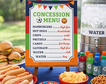 Może przedstawiać: Znak menu koncesyjnego z grafiką piłki nożnej i koszykówki. Menu zawiera hamburgery, hot dogi, chipsy, precle, cukierki, Gatorade i wodę. Jedzenie i napoje na niebieskim stole.
