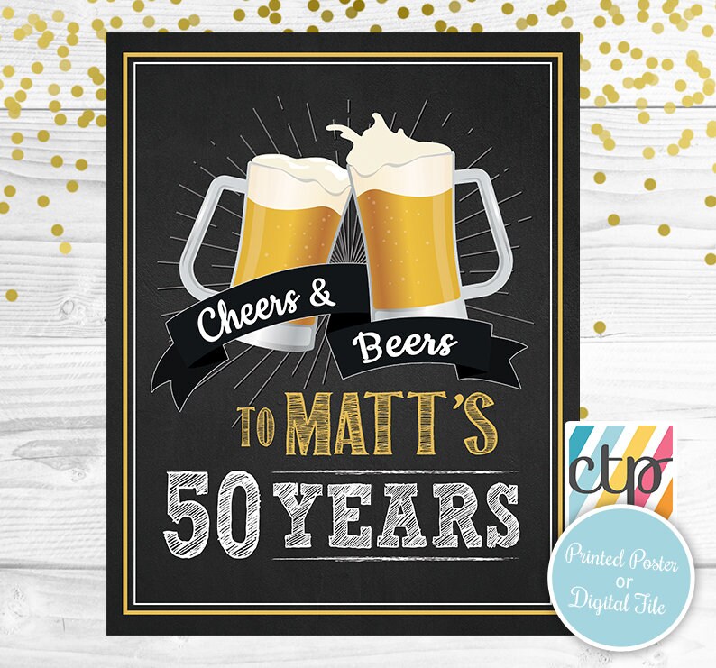 Op de afbeelding: Zwart schoolbord-stijl poster met twee bierpullen die klinken. De tekst luidt "Cheers & Beers" boven "To Matt's 50 Years". Gouden accenten en een banner dragen bij aan het ontwerp. Een klein logo geeft aan dat het een gedrukte poster of digitaal bestand is.
