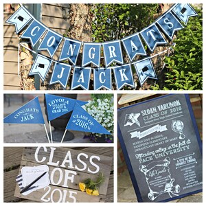 Op de afbeelding: Een decoratieset voor een afstudeerfeest met een blauw-witte banner met de tekst "Gefeliciteerd Jack", blauw-witte vlaggetjes met de tekst "Gefeliciteerd Jack", "Loyola College Prep Afgestudeerd 2016" en "Klas van 2016", een houten bord met de tekst "Klas van 2015" en een schoolbord met de tekst "Sloan Varunok Klas van 2016 Junipero Serra High School Graduate Former Education Marin Day School Sandpiper Elementary Immaculate Heart of Mary Attending college in the fall at Pace University Life Goals A Few of My Favorite Things Cat Bigelow Music New York Cartoons Ice Cream BPS Movies Japanese Culture"