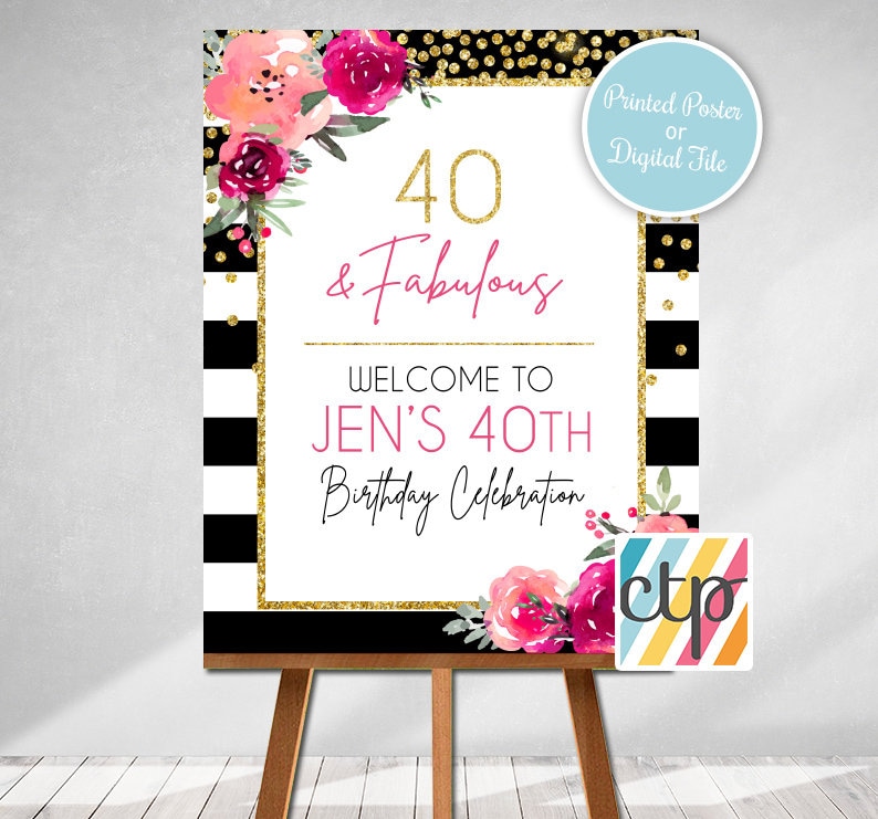 Puede incluir: Fondo a rayas blanco y negro con confeti de purpurina dorada. Un cartel blanco con detalles florales rosas y letras doradas dice "40 & Fabulous. Bienvenida a la celebraci&oacute;n del 40 cumplea&ntilde;os de Jen."