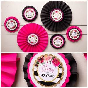 Puede incluir: Decoraciones de abanico de papel rosa y negro con purpurina dorada y el texto "Cheers to 40 Years".