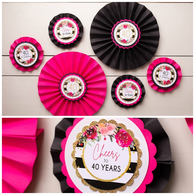 Puede incluir: Decoraciones de abanico de papel rosa y negro con purpurina dorada y el texto "Cheers to 40 Years".