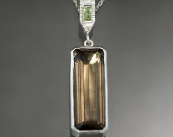 Ciondolo a freccia in quarzo fumé e peridoto in argento sterling