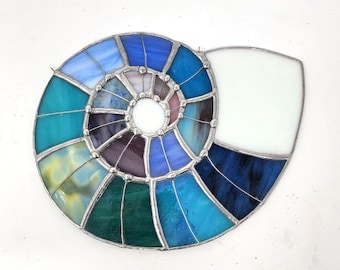 Apanhador de sol com conchas de nautilus: decoração de casa de praia com vitral