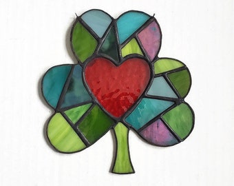Shamrock Suncatcher con corazón rojo brillante, mosaico de trébol de vidrio verde, decoración irlandesa de decoración de San Patricio