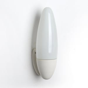 Puede incluir: Aplique de pared de cerámica blanca con una pantalla redonda de forma ovalada. La aplique tiene un diseño simple y minimalista.