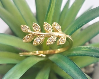 Elegante anello in foglia d'ulivo in oro K14 con scintillanti pietre preziose di zirconio