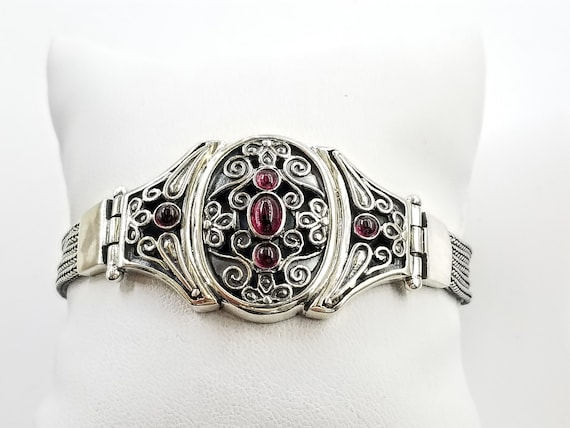 Garnet bracelet in sterling silver 925 with byzantine decorated bezel