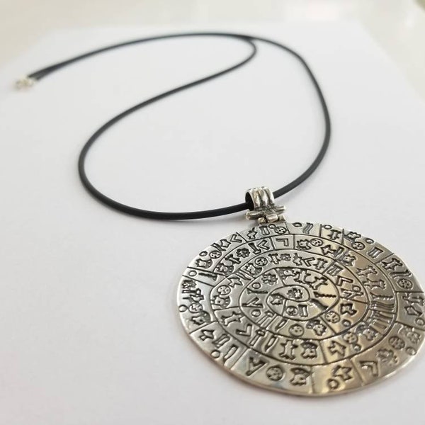 Pendentif disque de Phaistos en argent sterling massif 925 sur cordon noir.