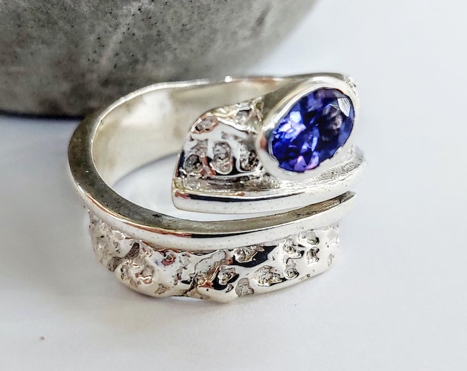 Adjustable tanzanite ring in sterling silver 925 with brutalist style