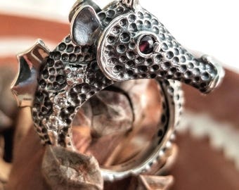 Seahorse ring in sterling silver 925, textured jewellery with marine-life sea-creature